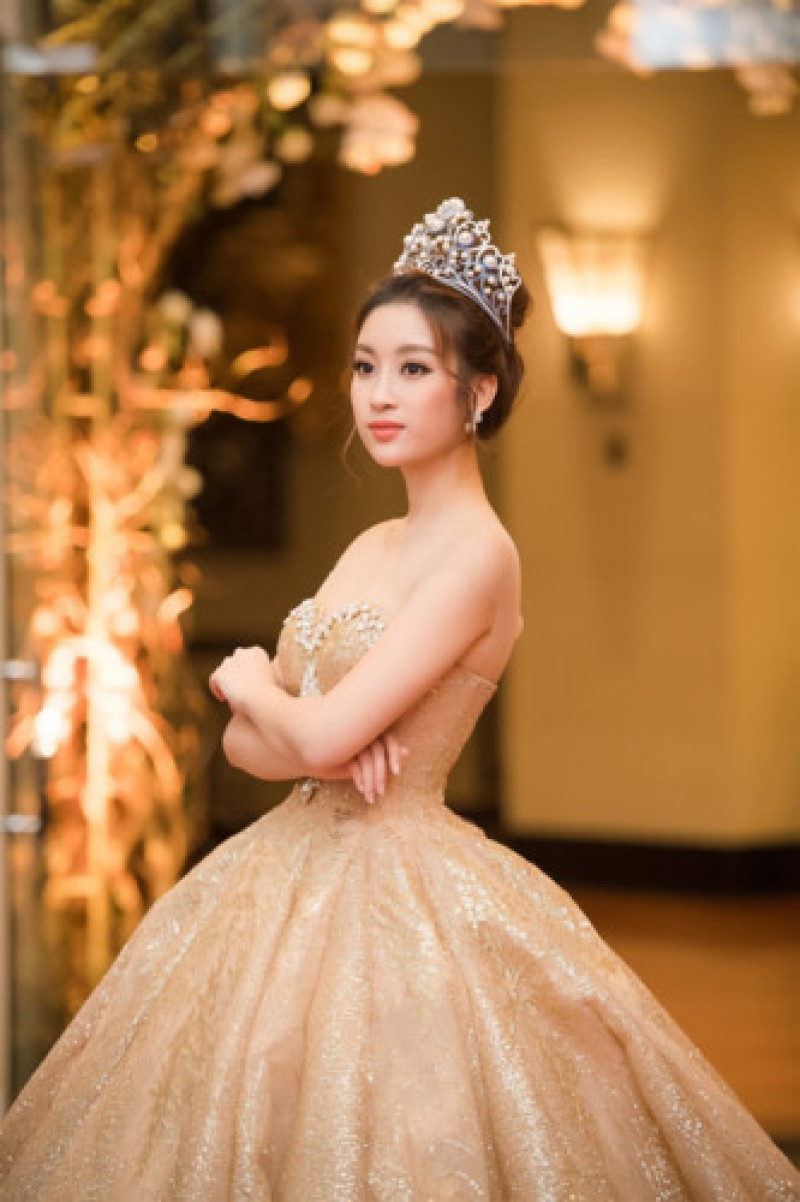 Hoa hậu Mỹ Linh đang ráo riết chuẩn bị hành trang cho cuộc thi Miss World 2017 được tổ chức tại Trung Quốc vào tháng 11 tới. Cô được kỳ vọng sẽ đại diện nhan sắc Việt gặt hái được nhiều thành công nổi bật trên đấu trường nhan sắc lớn nhất thế giới này.