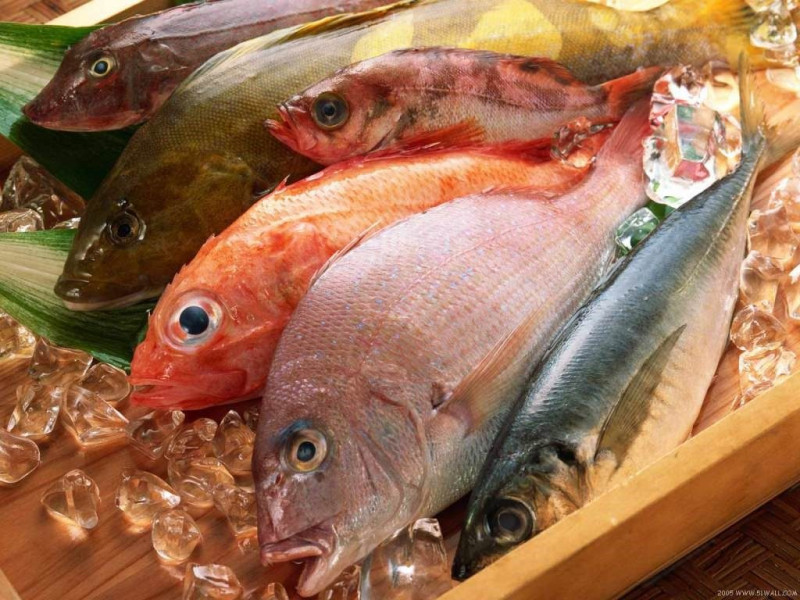 Cá rất giàu axit béo omega-3 có thể tăng lượng dopamine trong não để làm bạn cảm thấy hạnh phúc hơn trong một thời gian ngắn!