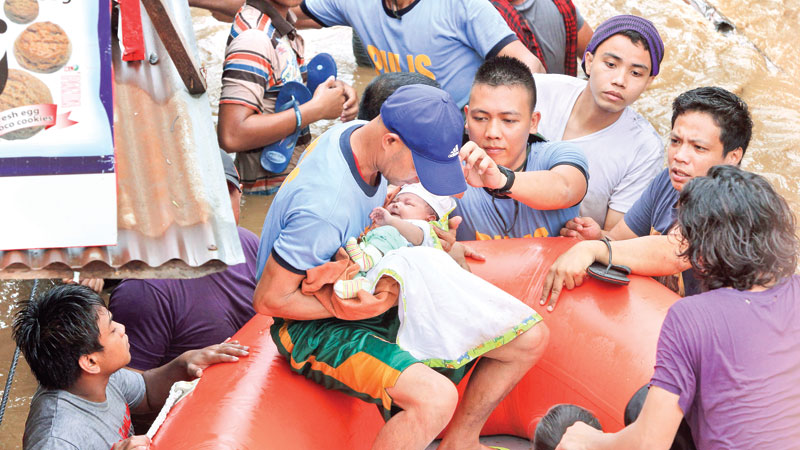 Lực lượng chức năng Philippines tiếp tục kêu gọi người dân sơ tán phòng tránh bão. Tổng thống Philippines Rodrigo Duterte đã đến đảo Mindanao để tham gia cùng đội cứu hộ. Cảnh sát Philiipines cho biết đã có 70.000 người ở Philippines phải sơ tán. 