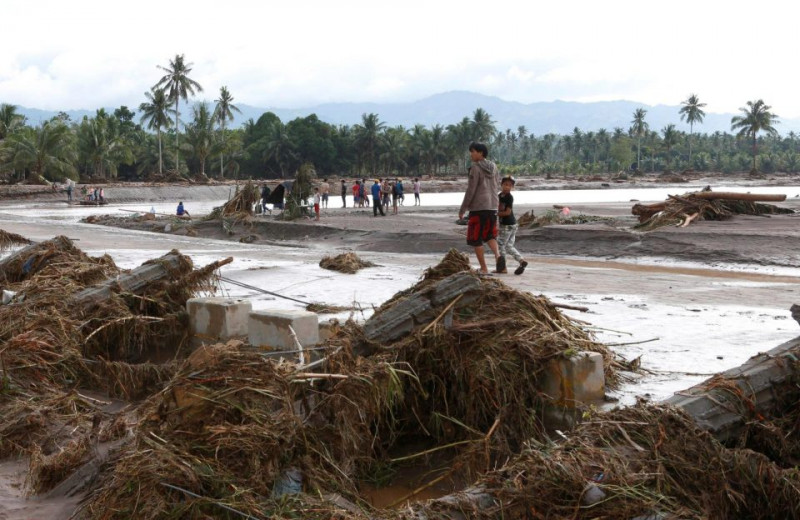 Ngày 22/12, bão Tembin đã đổ bộ vào đảo Mindanao, đảo lớn thứ hai của Philippines, gây ra lũ lụt và lở đất. Văn phòng khí tượng cho biết sức gió lên tới 80 km/h. Theo Cơ quan cứu trợ thiên tai quốc gia Philippines, tỉnh Lanao del Norte là khu vực bị ảnh hưởng nặng nề nhất. Nhiều đường dây điện bị đứt và giao thông trong khu vực cũng bị chia cắt, gây ảnh hưởng tới hoạt động cứu hộ. 