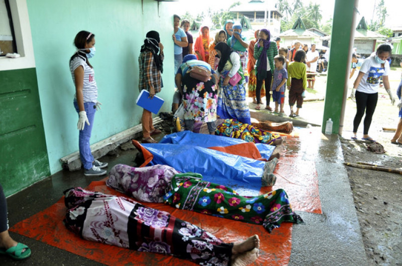 Ngôi làng hẻo lánh Dalama thuộc thành phố Tubod, tỉnh Lanao de Norte đã đổ sụp vì lũ quét mang theo bùn đất, cây cối. Ngôi làng gần như bị xóa sổ khi trên 103 nhà dân bị nước lũ cuốn trôi. Ít nhất 18 người thiệt mang trong tổng số khoảng 2.000 dân của ngôi làng và ít nhất 27 người còn mất tích. Hình ảnh trên đài truyền hình ABS-CBN cho thấy đội cứu hộ tìm thấy thi thể nhiều bé gái bị chôn vùi trong đống đổ nát.