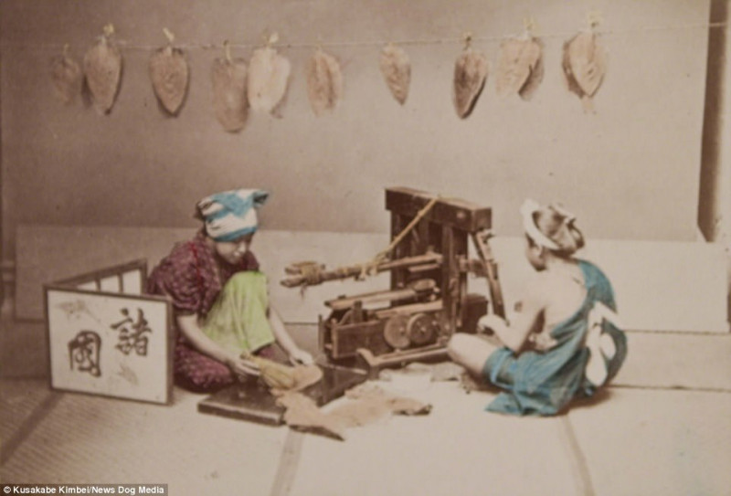 Các nữ công nhân cắt lá thuốc lá bằng vật dung thủ công thô sơ.