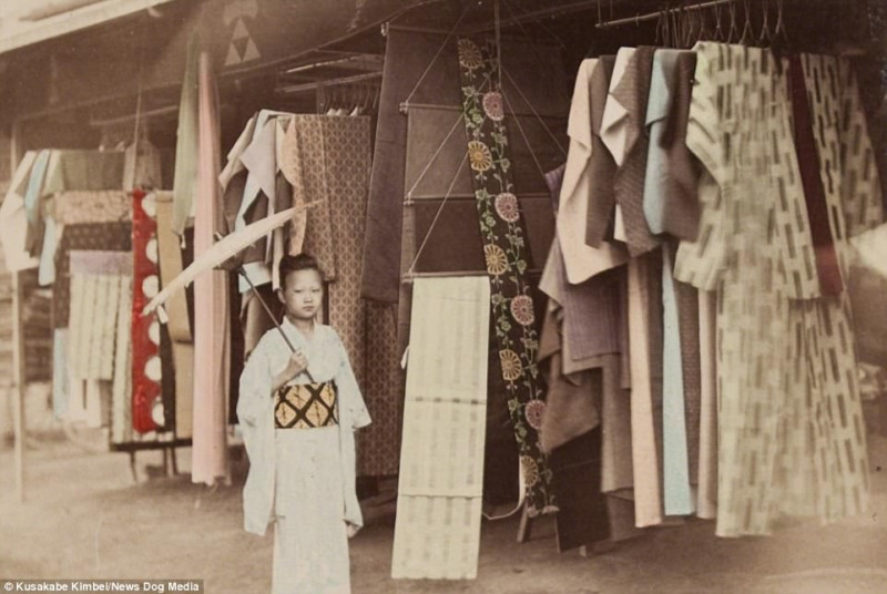 Bé gái diện trang phục truyền thống bên ngoài cửa hàng quần áo ở Yokohama. 