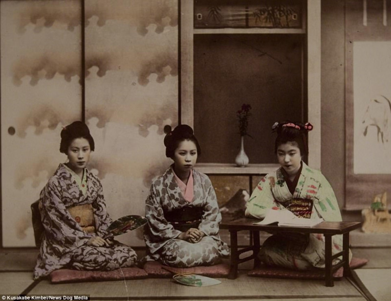 Một nhóm các cô gái ngồi trong trang phục truyền thống trong một lớp học hát tại tỉnh Yokohama.