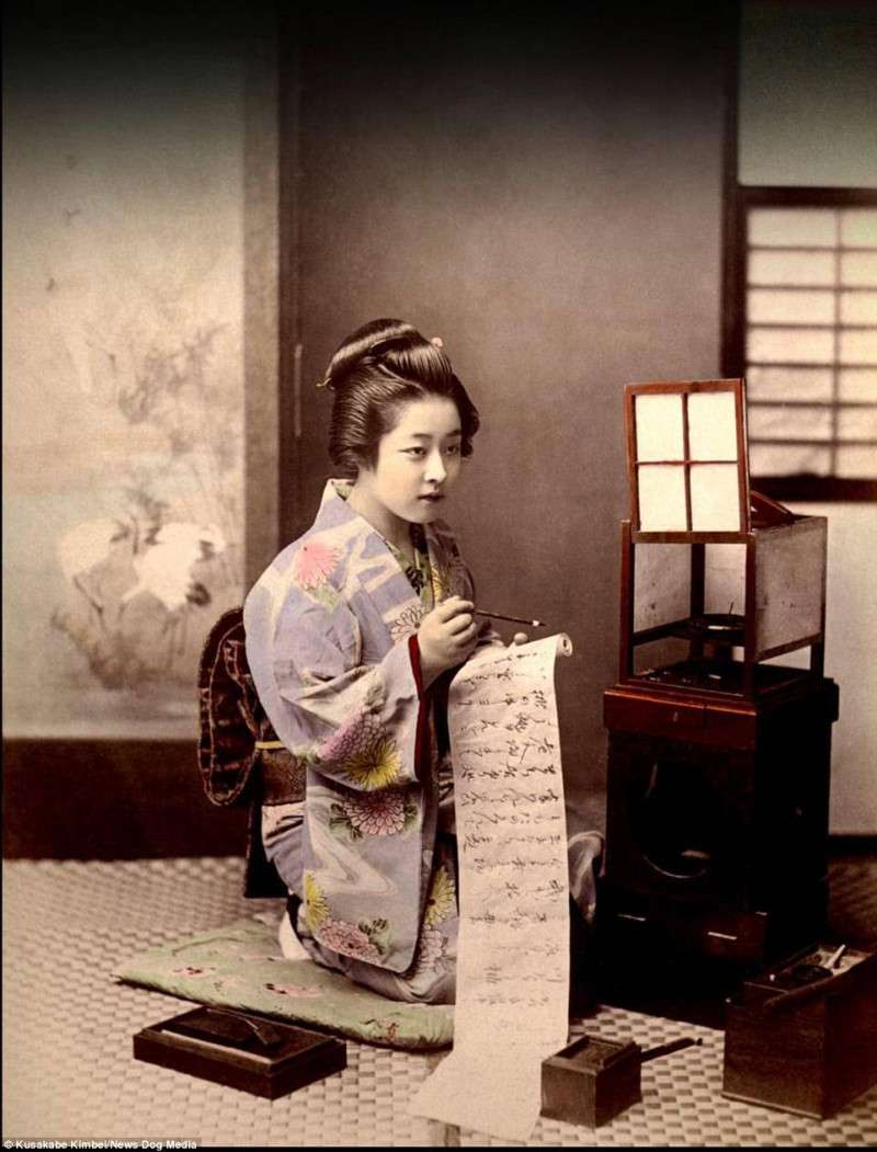 Một người phụ nữ đang viết thư. Đây được cho là hình ảnh đánh dấu sự thay đổi chóng mặt của giáo dục Nhật bản. Là một phần của kế hoạch hiện đại hóa, tỷ lệ trẻ em ở độ tuổi đi học được đến lớp tại Nhật đã tăng từ 30 % trong năm 1870 lên khoảng 90% vào năm 1900. Viết thư trở thành một thú tiêu khiển của những người biết chữ.