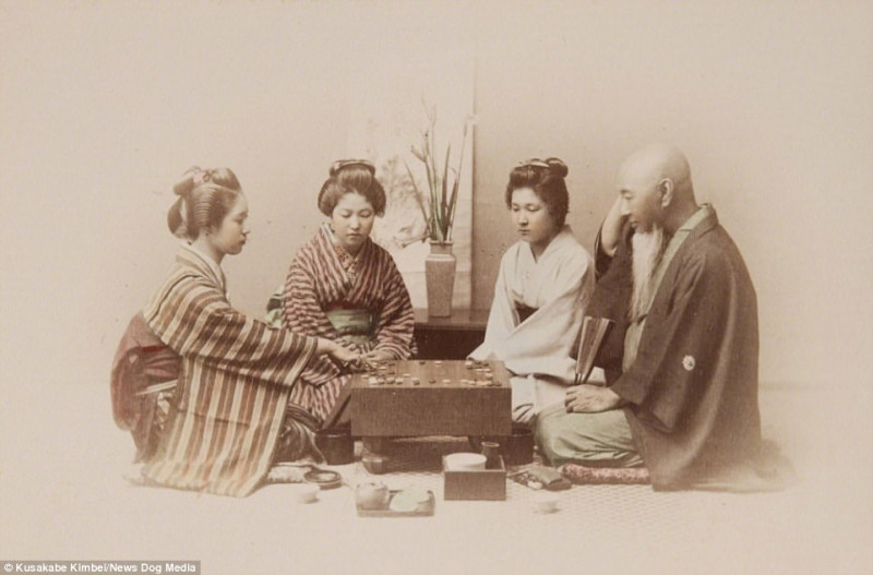Một gia đình quây quần chơi trò cờ vây – một trò chơi bắt nguồn từ Trung Quốc từ khoảng 2.500 năm trước – tại tỉnh Yokohama. Đây không chỉ là một trò giải trí mà còn là môn nghệ thuật của tầng lớp quý tộc.