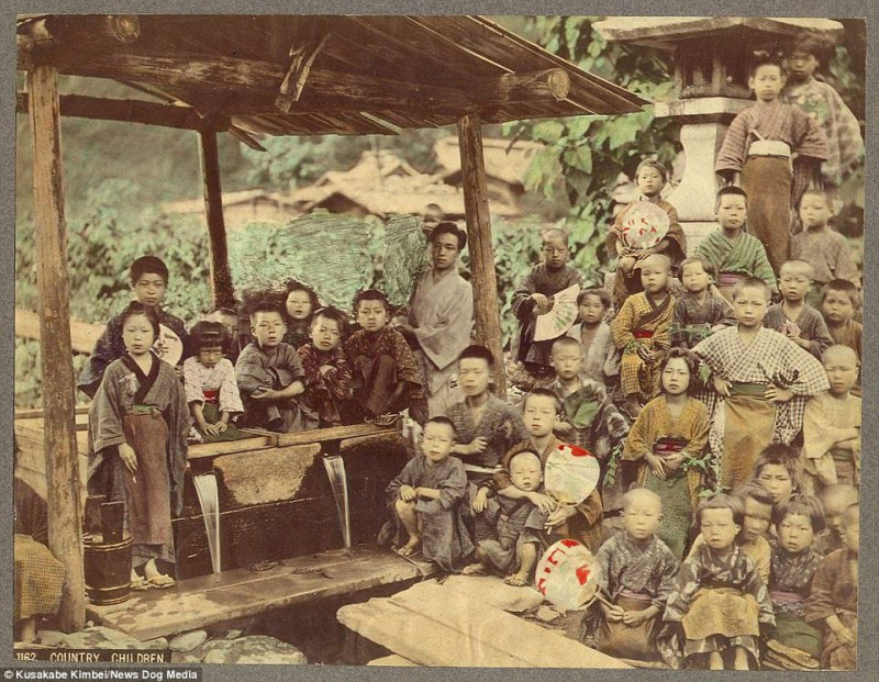 Những đứa trẻ ở vùng nông thôn Nhật Bản trong trang phục và kiểu tóc truyền thống vào những năm 1890 khi mà nước Nhật đang ngày một Tây hóa vì ảnh hưởng của văn hóa phương Tây.