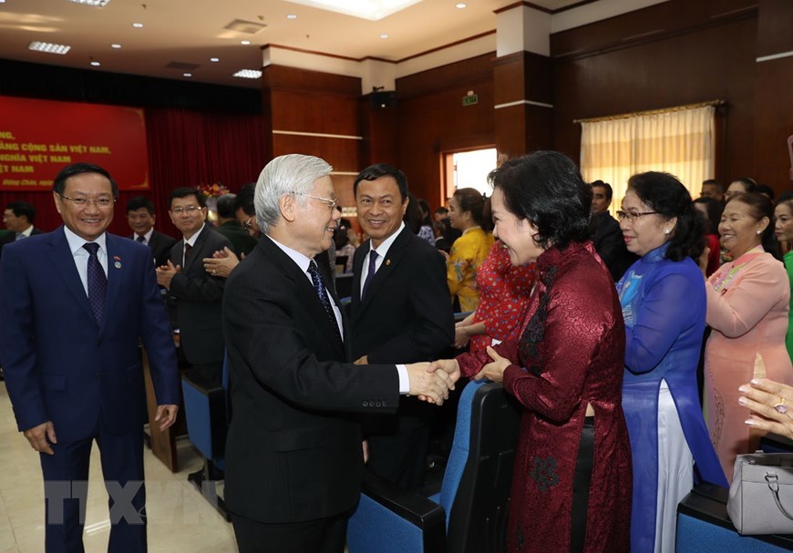 Tổng Bí thư, Chủ tịch nước Nguyễn Phú Trọng với cán bộ, nhân viên Đại sứ quán, đại diện cộng đồng, lưu học sinh và doanh ngiệp Việt Nam tại Lào.