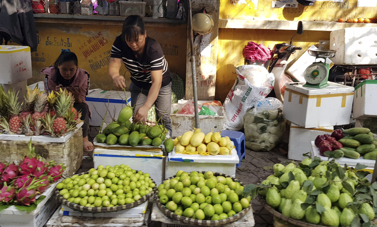 Năm nay, các loại trái cây bày mâm ngũ quả theo kiểu của người miền Nam: cầu - vừa - đủ - xài cũng được bày bán nhiều tại các chợ. Những loại quả nhỏ, dùng để bày ban thờ như mãng cầu, dừa non, đu đủ vàng, đu đủ xanh, xoài được bán với mức giá khoảng 30.000 đồng/quả