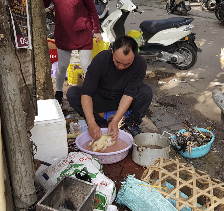 Trong ngày cuối năm này, một số mặt hàng tăng giá nhẹ, từ 10 – 20% là thủy hải sản, gà cúng, thịt bò, thịt lợn