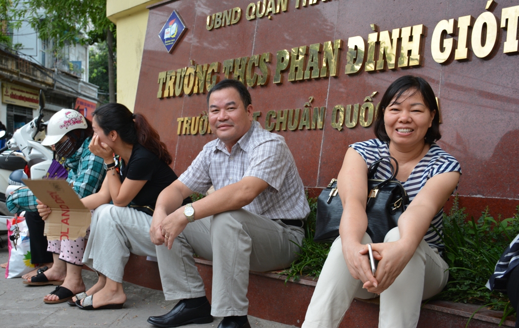 Bên ngoài cổng trường, phụ huynh ngồi la liệt khắp nơi chờ con thi. Anh Hải - có con gái là Huyền Anh năm nay thi vào Học viện Ngân hàng. Anh hồ hởi cho biết cả hai bố con đều rất vui vẻ, thoải mái trong đợt thi này. 