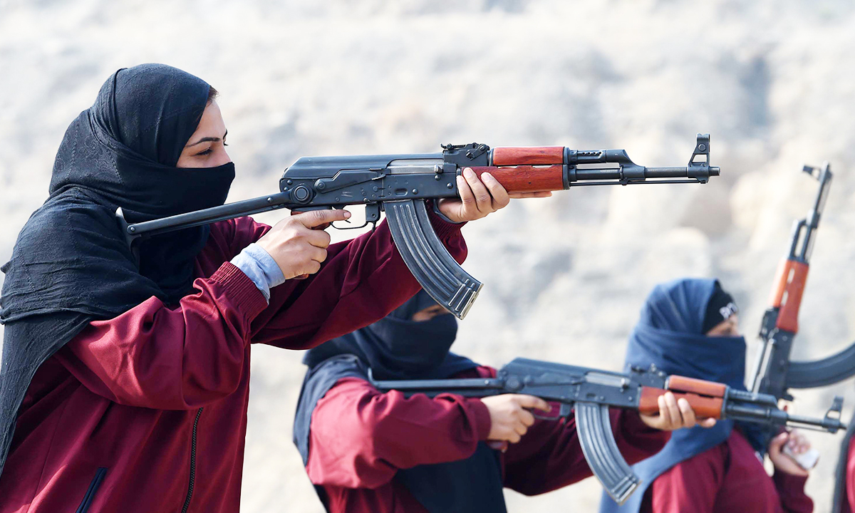 Các sĩ quan cảnh sát chỉ huy địa phương nói rằng những phụ nữ này đóng vai trò quan trọng trong việc chống khủng bố Taliban ở đây. 