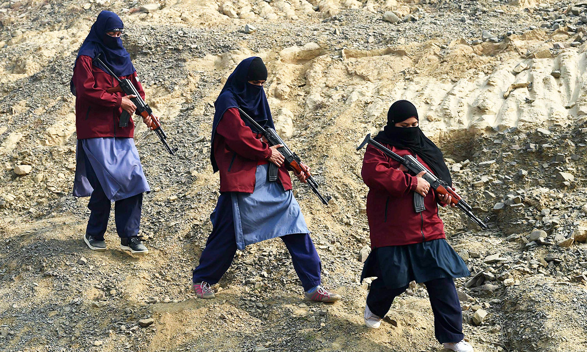 Cả 3 chị em Pari Gul, Samina và Rukhsana được giao làm nhiệm vụ ở quận Hangu, một trong những khu vực nguy hiểm nhất giữa biên giới Afghanistan và Pakistan hơn 5 năm qua. 