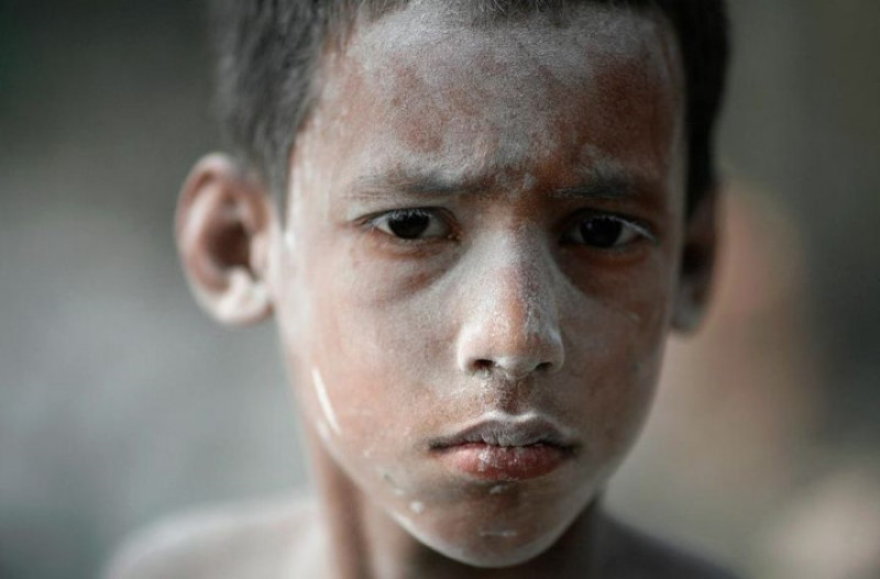 Czoton mới 7 tuổi nhưng đã là công nhân của một nhà máy ở Dhaka, Bangladesh.