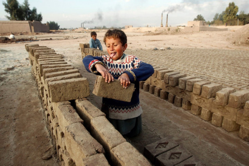 Hazrat cũng 7 tuổi nhưng đã làm việc vất vả ở một nhà máy gạch ở Jalalabad, Afghanistan.