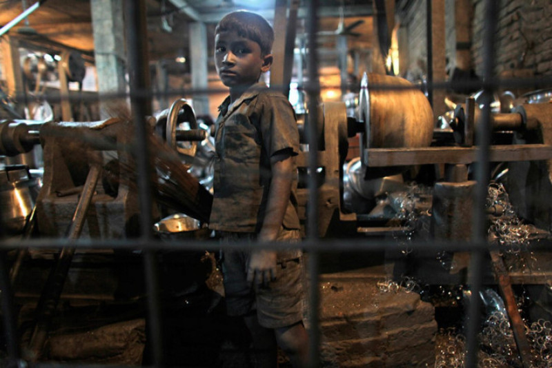 Không giống như bạn bè đồng trang lứa, dù mới 10 tuổi nhưng Rustam đã làm việc ở một nhà máy nhôm tại Bangladesh. Ngoài Rustam, 25 trẻ em khác cũng đang làm việc 12 giờ/ngày tại đây.