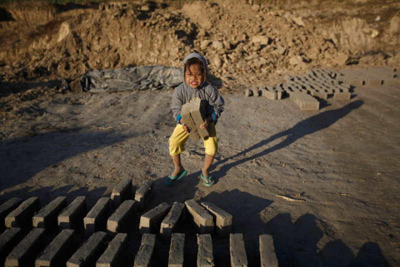 Còn cô bé này phải làm công việc khuân gạch ở ngoại ô Herat, Afghanistan.
