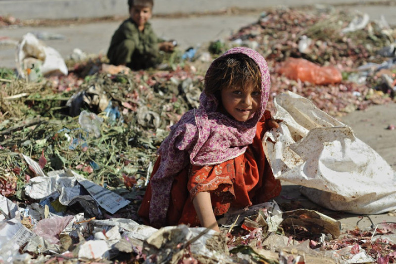 Một bé gái khác thì đang lao động ở bãi rác Islamabad, Pakistan.