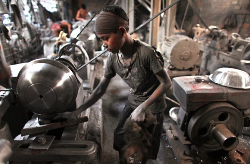 Bức ảnh được chụp ở Dhaka, Bangladesh vào ngày 16/11/2009 ghi lại hình ảnh cậu bé Shaheen, 10 tuổi đang làm việc vất vả ở một nhà máy nhôm.