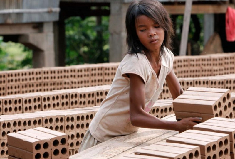 Được chụp ở làng Chheuteal, tỉnh Kandal, Campuchia vào năm 2011, bức ảnh cho thấy một cô bé đang phải làm việc vất vả tại một nhà máy gạch.