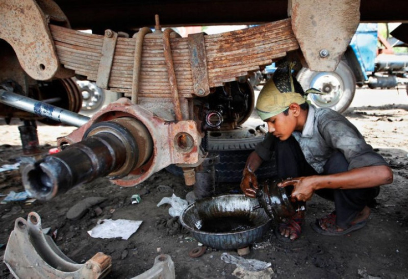 Cậu bé ở New Delhi, Ấn Độ này đang rửa những mẩu sắt vụn có lẽ để đem bán kiếm tiền.