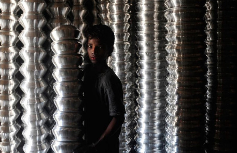 Được chụp tại Dhaka vào ngảy 19/4/2012, một cậu bé nữa đang phải làm việc trong một nhà máy nhôm. Ước tính có khoảng hơn 6 triệu trẻ em dưới 14 tuổi đang phải lao động tại Bangladesh.