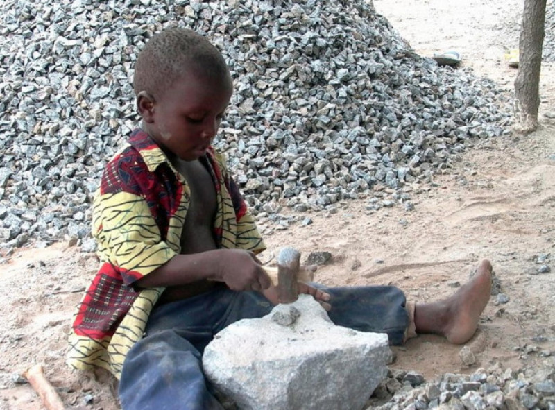Bé Jacques Monkotan mới chỉ 4 tuổi nhưng đã phải làm việc ở một bãi đá tại Dassa-Zoume, Benin vào 25/2/2007.