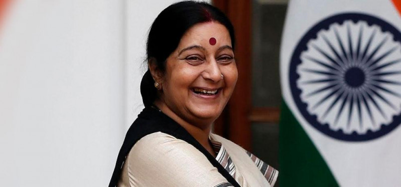 Bà Sushma Swaraj nổi tiếng là con người vì công việc. Bà tận dụng mọi thời gian để phục vụ đất nước, nhân dân. Bà không quản ngại trả lời từng thắc mắc của người dân về thủ tục ngoại giao, nổi bật nhất là vụ việc hỗ trợ 168 công dân Ấn Độ bị mắc kẹt tại Iraq vì vấn đề hộ chiếu. Bà sẵn sàng chìa bàn tay giúp đỡ bất cứ ai gặp khó khăn. Tin yêu, kính phục là tấm lòng của người dân đối với Sushma Swaraj.