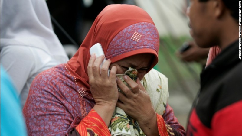 Một người phụ nữ đau lòng gọi điện thông báo về sự ra đi của người thân sau trận động đất