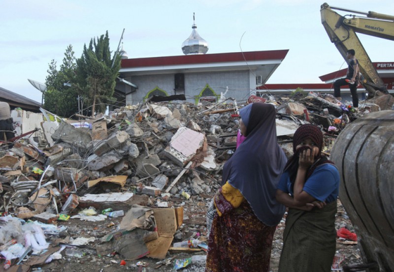 Phát ngôn viên của Cơ quan giảm nhẹ rủi ro thiên tai quốc gia của Indonesia cho biết, có hơn 10.500 ngôi nhà bị phá hủy, 55 nhà thờ Hồi giáo sụp đổ. Để hỗ trợ cho phụ nữ và trẻ em gặp nạn trong vụ động đất này, cơ quan chức năng đang nỗ lực tiếp tế các loại thực phẩm thiết yếu cho họ.