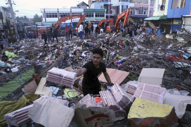 5 xe tải nước đã được đưa từ Jakarta đến vùng động đất để viện trợ, bên cạnh đó có cả các dụng cụ vệ sinh, hàng loạt tấm bạt trải, chăn, bộ dụng cụ hỗ trợ gia đình...