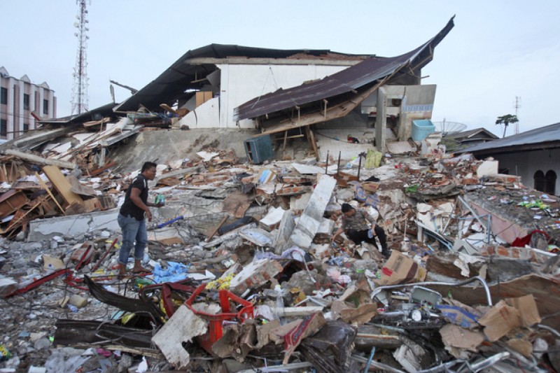 Đội cứu hộ tập trung vào khu chợ Pasar Meureudu, nơi chịu thiệt hại nhiều hơn các khu vực khác.