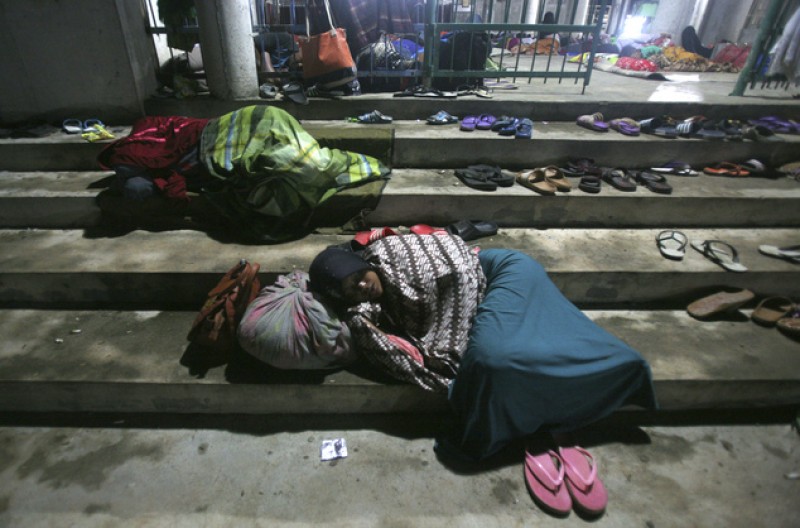 Hơn 8000 người dân thoát nạn đã tìm đến các nhà thờ Hồi giáo hoặc các nhà ở tạm chắc chắn để trú thân, bên cạnh đó cũng có rất nhiều người phải qua đêm ngoài đường.