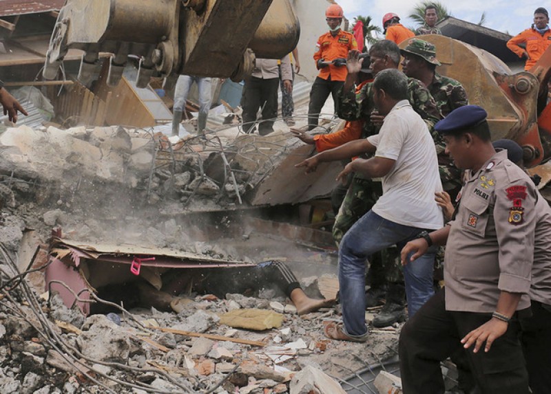 Theo thông tin mới nhất, vụ động đất ở tỉnh Aceh của Indonesia đã khiến cho 102 người chết, hơn 750 người bị thương. Sutopo Nugroho, phát ngôn viên của cơ quan quản lý thảm họa quốc gia, cho biết, tất cả nạn nhân đều bị vùi trong các tòa nhà đổ vỡ. Hiện nay đội cứu hộ vẫn đang nỗ lực tìm kiếm người dân gặp nạn.