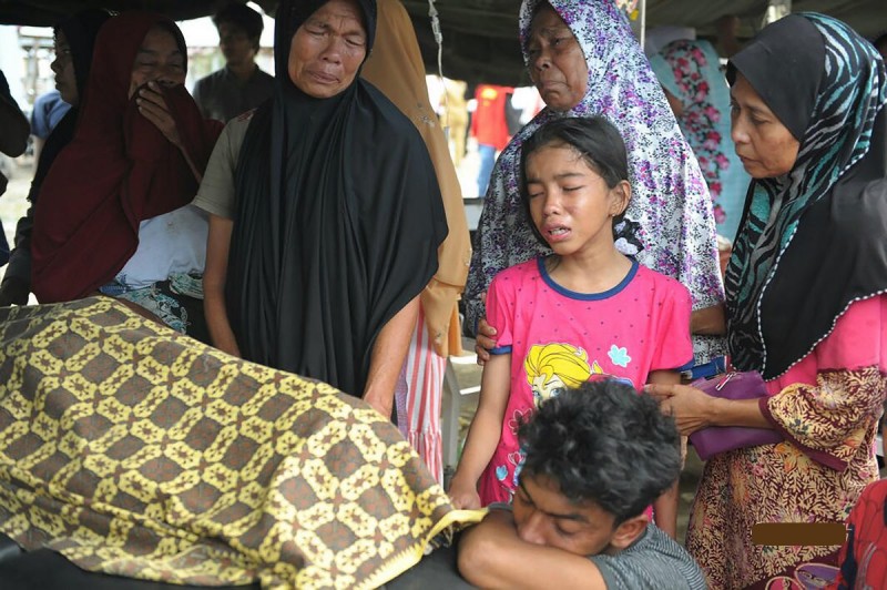 Một gia đình đau buồn vì có người thân thiệt mạng trong vụ động đất