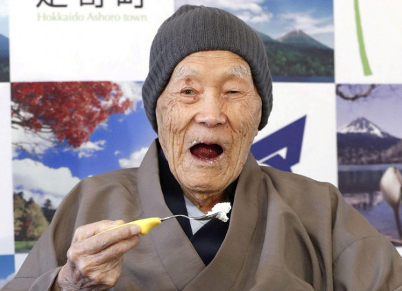 Tổ chức Kỷ lục thế giới Guinness mới đây thông báo rằng cụ ông cao tuổi nhất thế giới hiện nay là cụ Masazo Nonaka, người Nhật Bản, 112 tuổi 259 ngày. Cụ Nonaka (ảnh) sống ở đảo Hokkaido phía Bắc nước Nhật. Hiện cụ Nonaka vẫn có thể tự xúc thức ăn được.