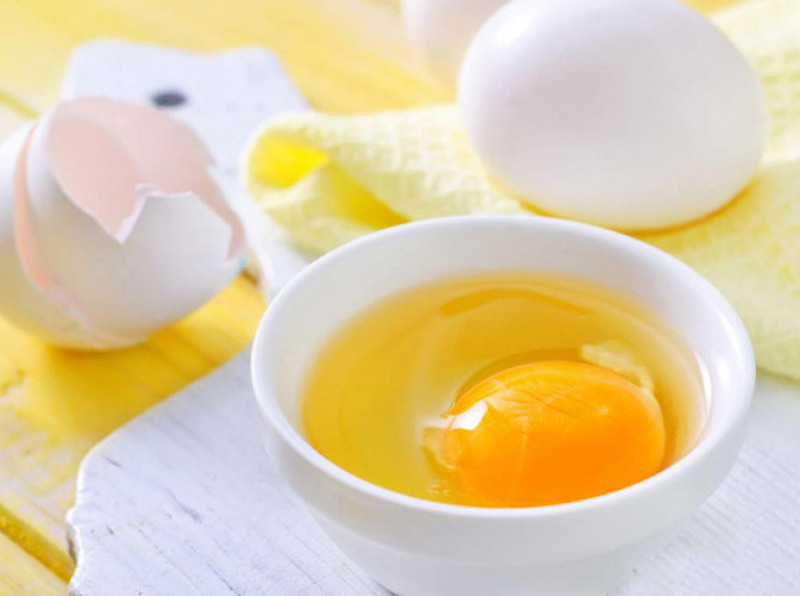 Lòng trắng trứng. Ăn lòng trắng trứng có thể khiến bé nổi mề đay, chàm và một số bệnh khác. Tốt nhất, mẹ chỉ nên cho con ăn lòng trắng trứng khi các bé đã được 1 tuổi trở lên để tránh tình trạng dị ứng.