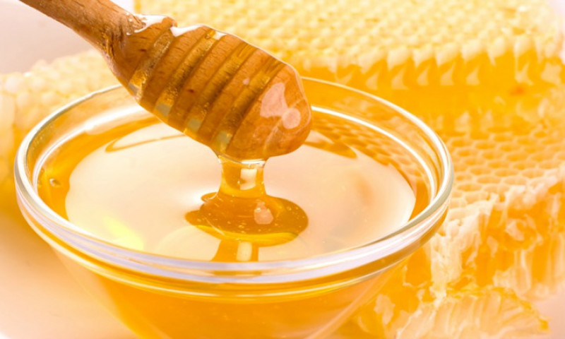 Mật ong. Các chuyên gia khuyến cáo không được cho trẻ nhỏ dưới 1 tuổi dùng mật ong, vì mật ong dễ bị vi khuẩn tấn công, sinh sôi nảy nở và thải ra chất độc.