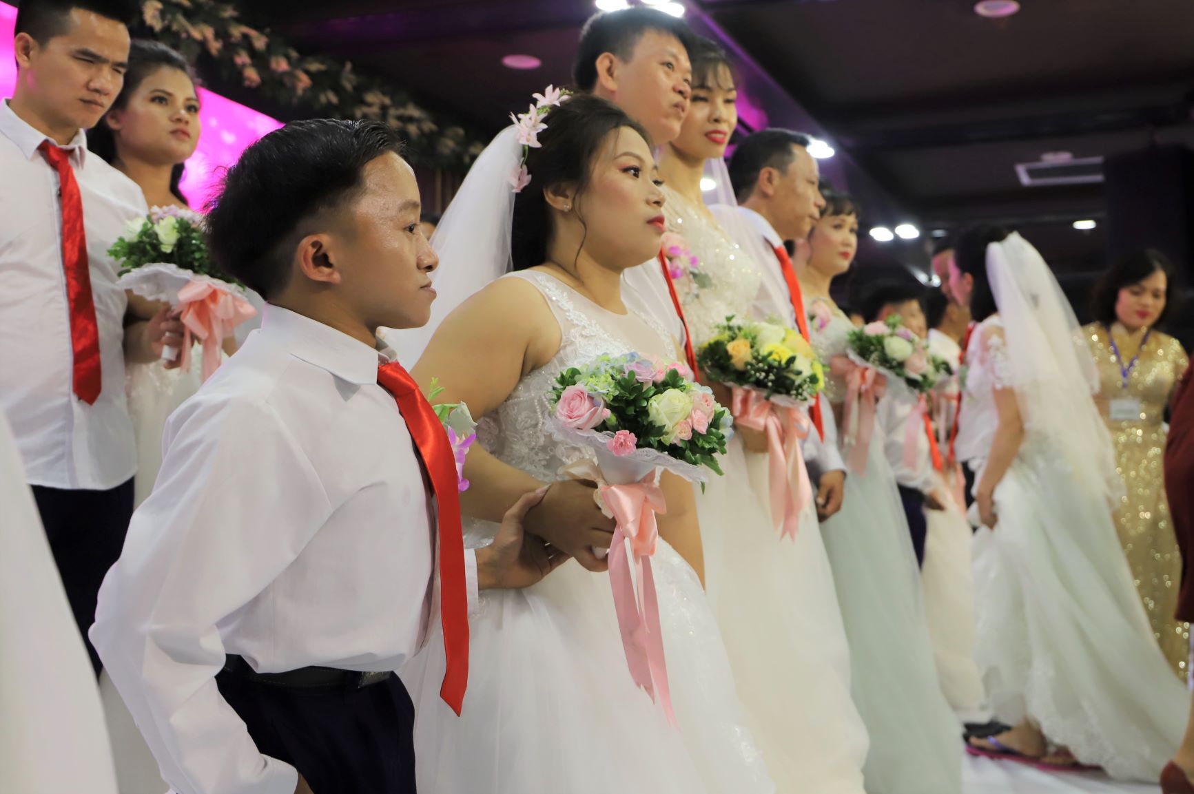 Tất cả 65 cặp đôi đều được vinh dự đứng trên sân khấu trước sự chúc phúc của hôn trường.