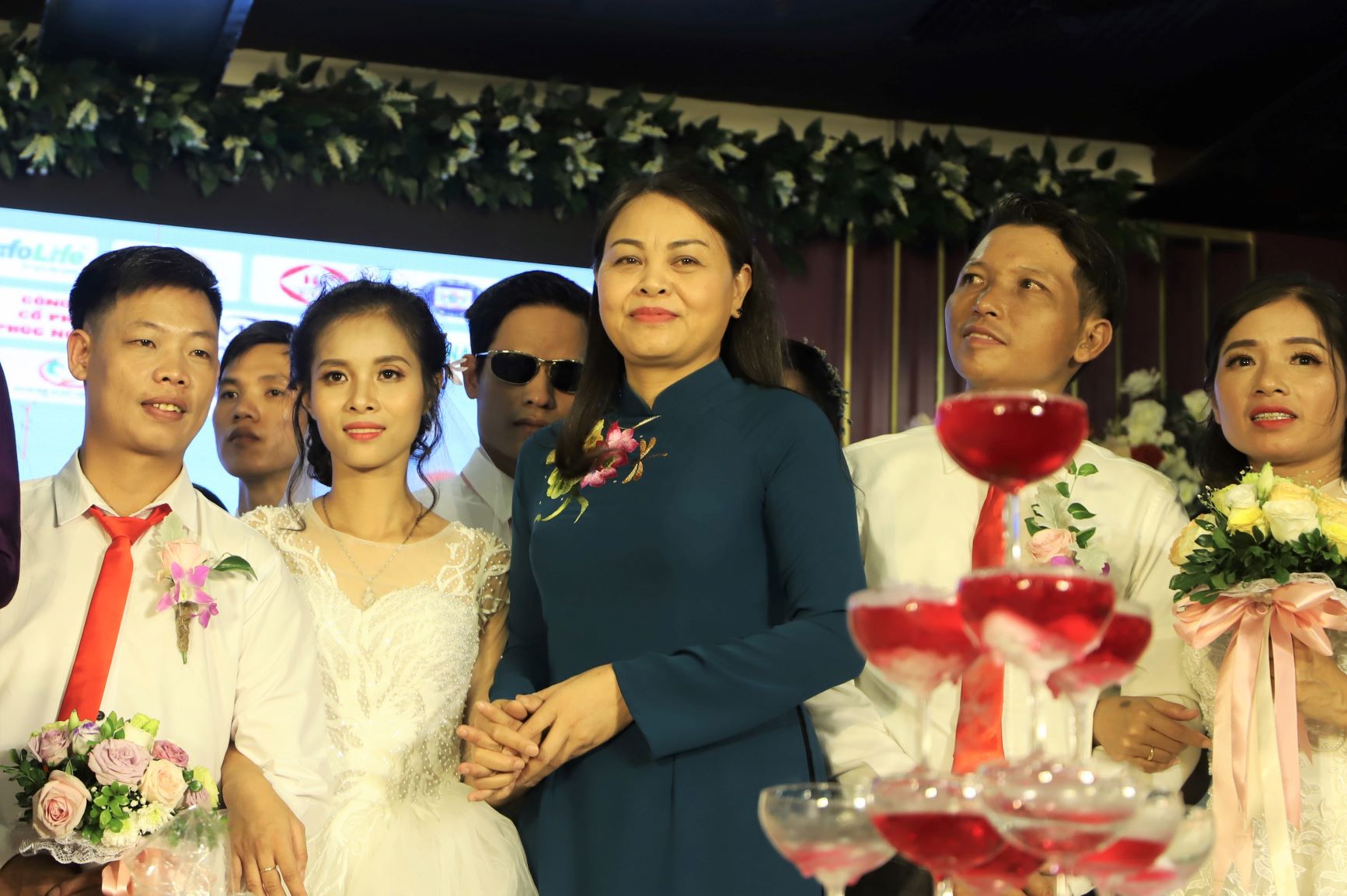 Bà Nguyễn Thị Thu Hà lên sân khấu chúc mừng hạnh phúc các cặp đôi. Nhân dịp này, bà gửi tặng quà cưới là 1 triệu đồng tới mỗi cặp đôi cô dâu, chú rể.