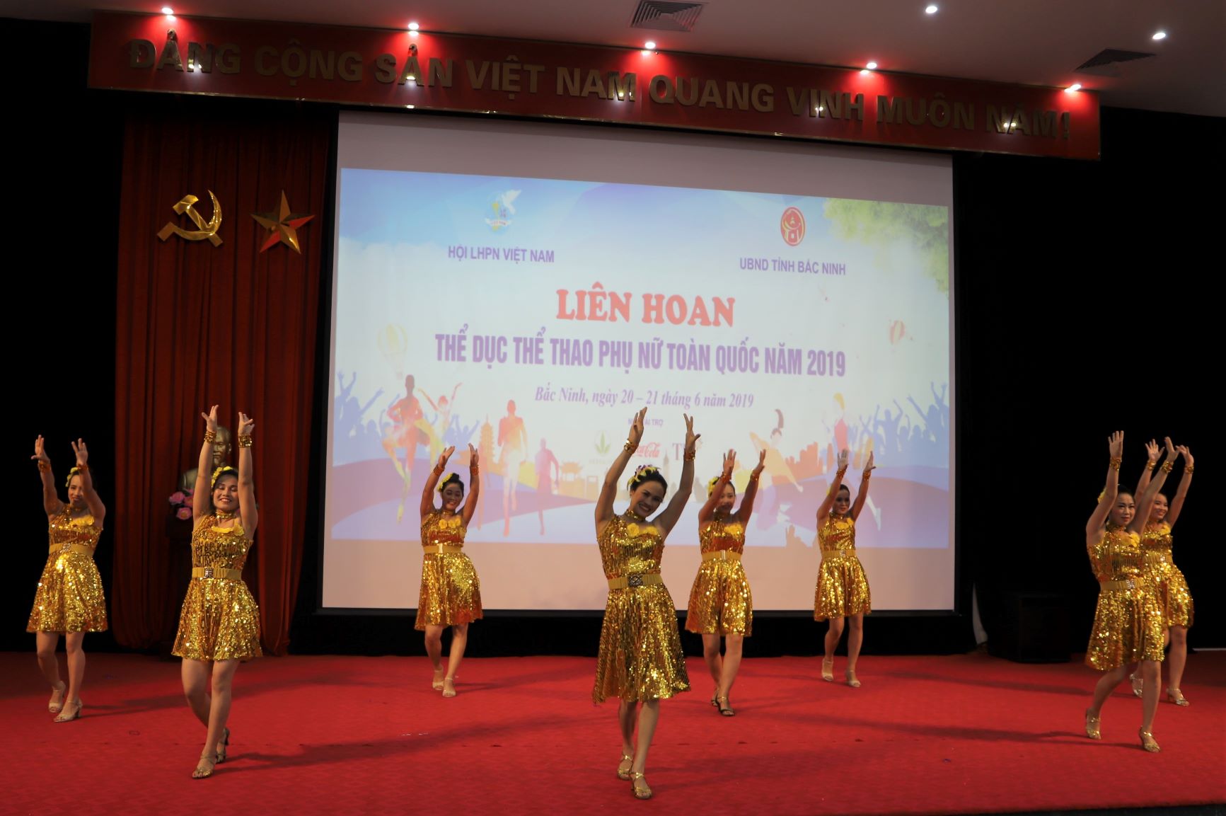 Sắc vàng ngập tràn sân khấu trong một tiết mục nhảy chachacha điệu nghệ của đoàn Bắc Giang