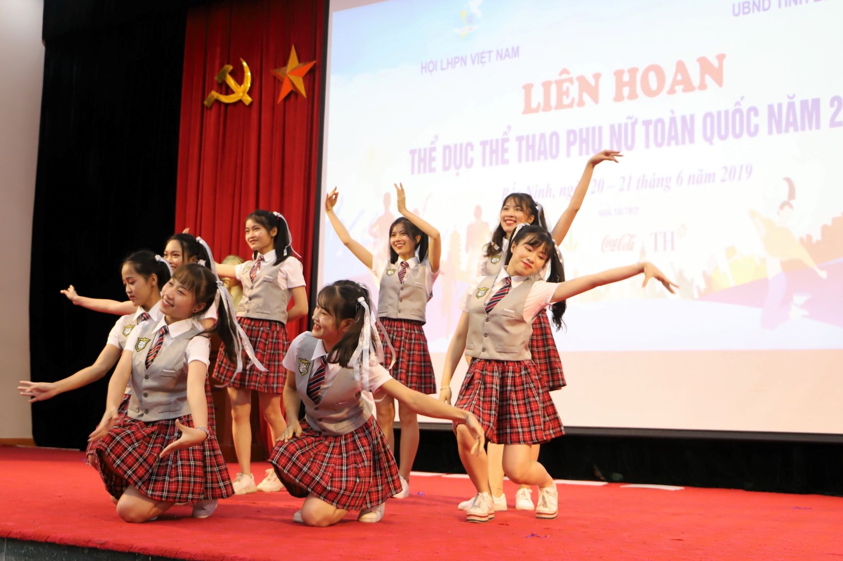Các nữ vận động viên đến từ Hội phụ nữ Bộ Công An lựa chọn phong cách nhí nhảnh của các nữ sinh để thể hiện bài nhảy múa dân vũ trên nền nhạc mashup một số bài hát nhạc trẻ tiếng Việt.