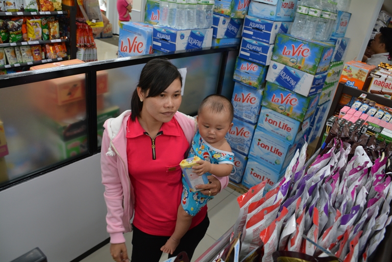 Trong lúc chờ khám bệnh, chị Nguyễn Thị Ngọc Oanh (quê Long An) đưa con đi lựa một số mặt hàng tại siêu thị. Chị Oanh cho biết, hàng hóa ở đây phong phú, được bày bán bắt mặt, thuận lợi để khách hàng lựa chọn.