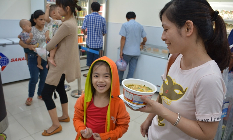 Chị Thu Liên (quê Bình Dương) mua một tô mì cho cô con gái 6 tuổi.