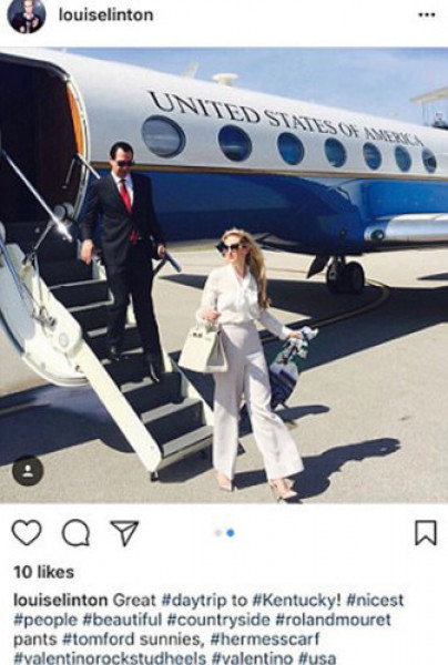 Ngày 21/8, Louise Linton đã đăng những bức ảnh bà cùng chồng, Bộ trưởng Tài chính Mỹ Steve Mnuchin, bước ra khỏi một chiếc máy bay công (sử dụng tiền thuế của dân để chi trả).