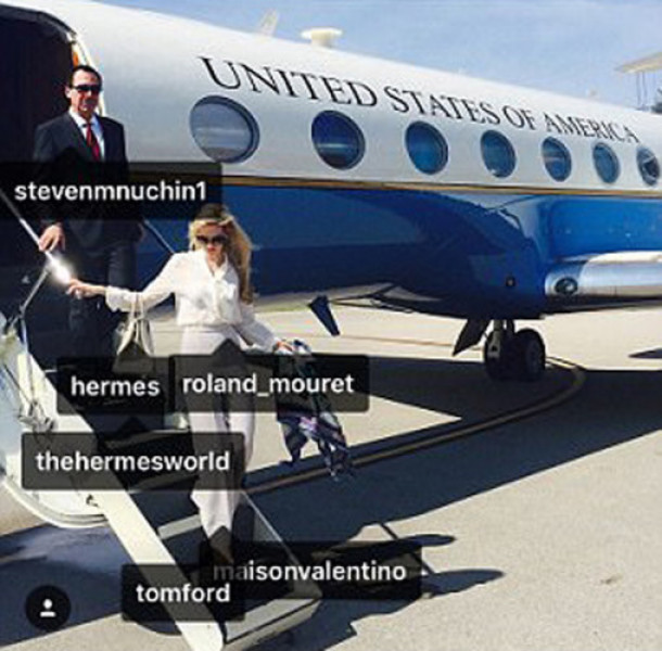 Linton diện bộ quần áo cùng bộ phụ kiện có giá trị ít nhất lên tới 15.000 USD. Bà còn nhắc tên hàng loạt thương hiệu thời trang xa xỉ như Tom Ford, Hermes, Valentino… trong dòng chia sẻ của mình trên Instagram.