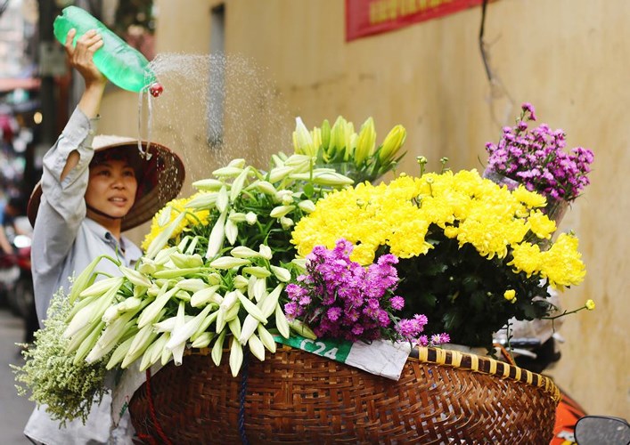 Hình ảnh những người phụ nữ bên những chiếc xe đạp chở đầy hoa tươi trong dòng người ngược xuôi đã trở nên quen thuộc đối với người dân và du khách khi đến với Hà Nội.