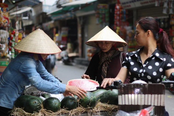 Không chỉ hoa tươi, trái cây cũng là mặt hàng được họ lựa chọn đồng hành trên mỗi con phố nhỏ.