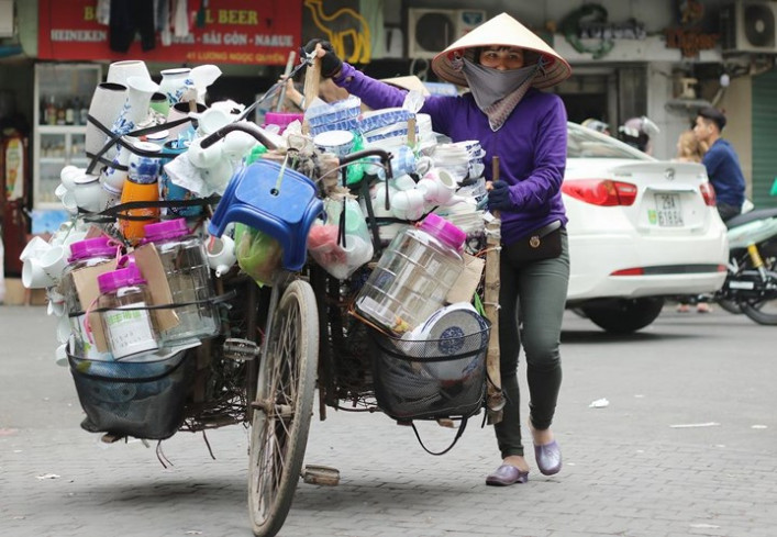 Hàng hóa được chất đầy lên xe đạp chở đi bán dạo...