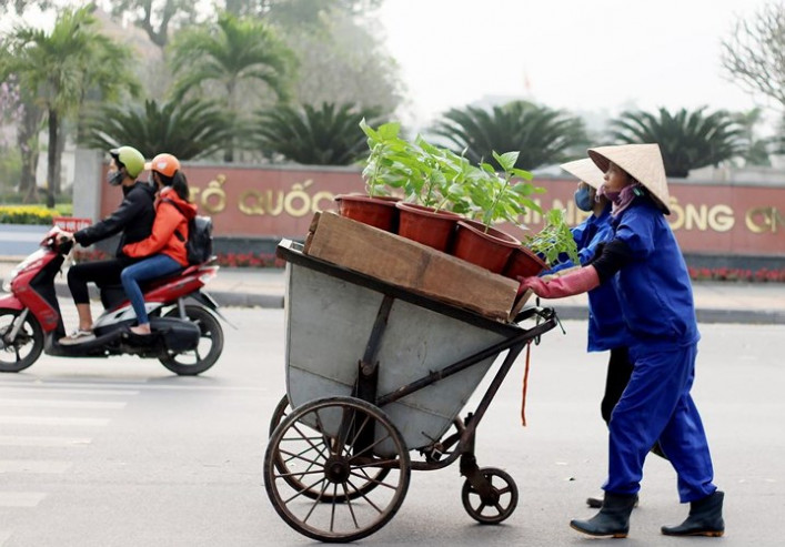 Dù ngày nắng chói chang hay ngày lạnh giá, những người phụ nữ vẫn luôn miệt mài, tất bật với công việc của mình.